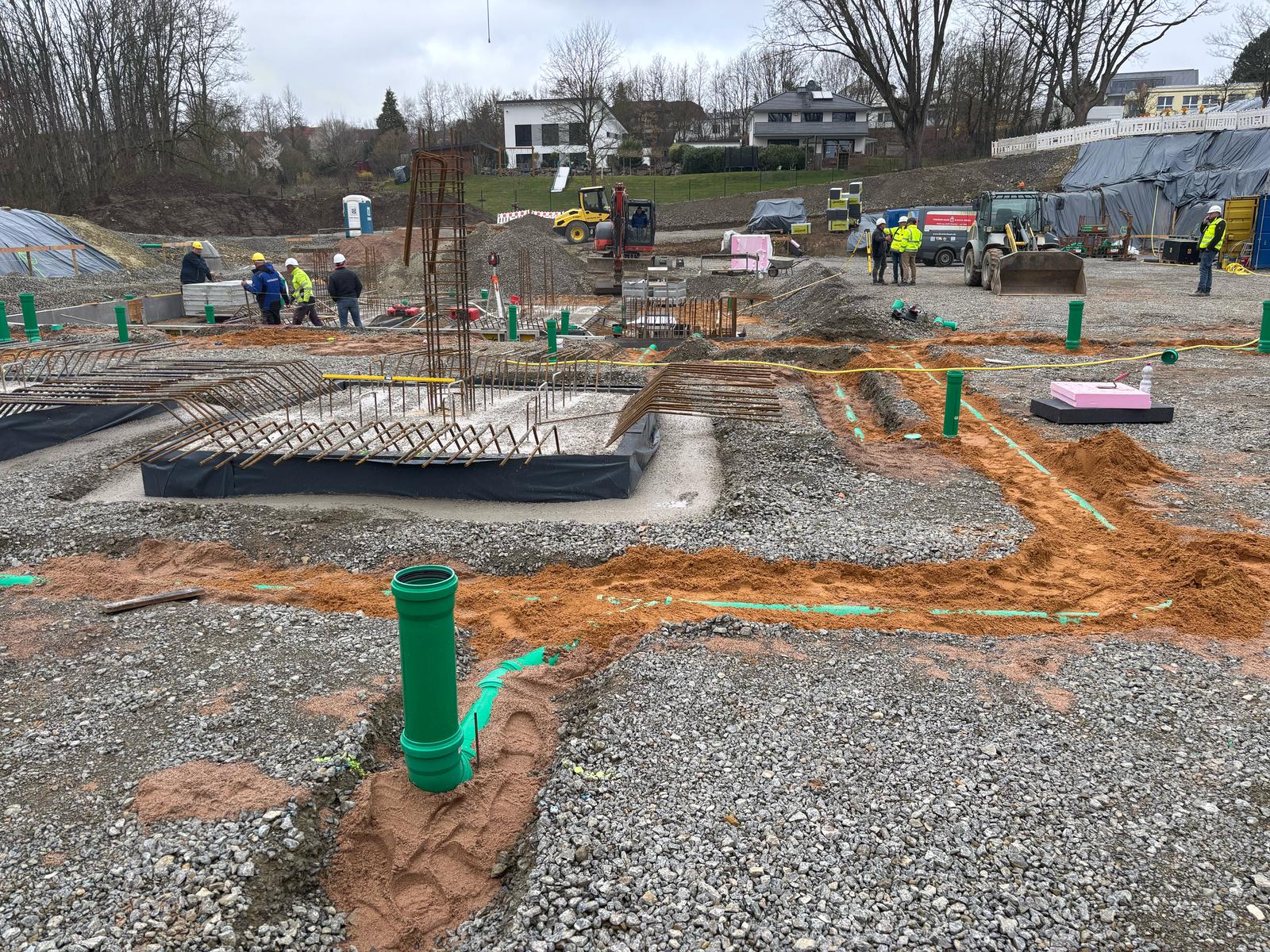 Rohre für die Grundleitungen sowie in der Mitte das erste Fundament zur Versteifung des Beckens. Quelle: Stadtwerke Warburg GmbH